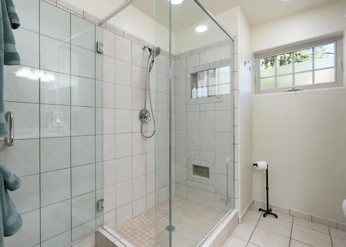 2br Uptown Gem With Ev Charger *
