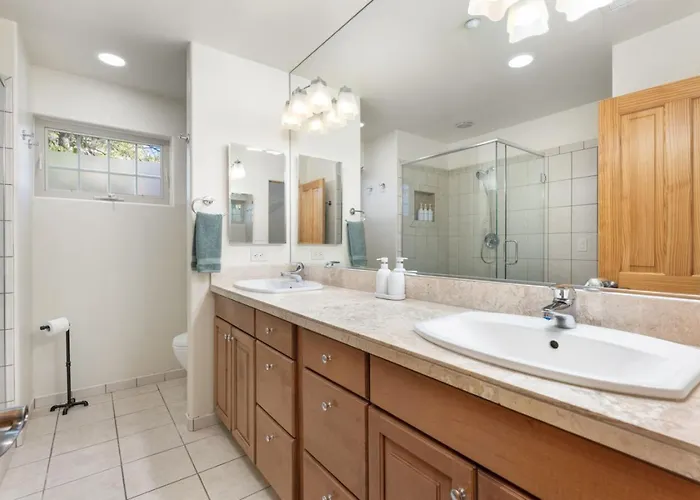 2br Uptown Gem With Ev Charger