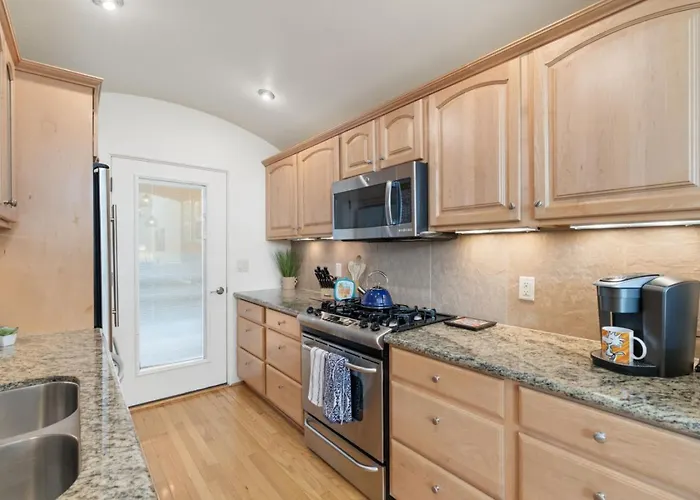 2br Uptown Gem With Ev Charger Holiday home *