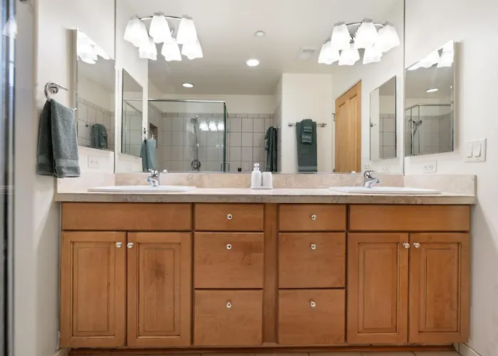2br Uptown Gem With Ev Charger Holiday home